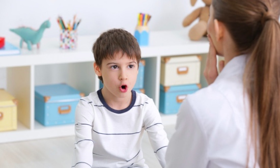 كيف تتعاملين مع طفلكِ المُتَلَعثِم؟